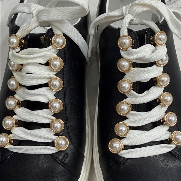 Stuart Weitzman Excelsa Faux Pearl-Embellished Leather Sneakers. - Picture 6 of 11